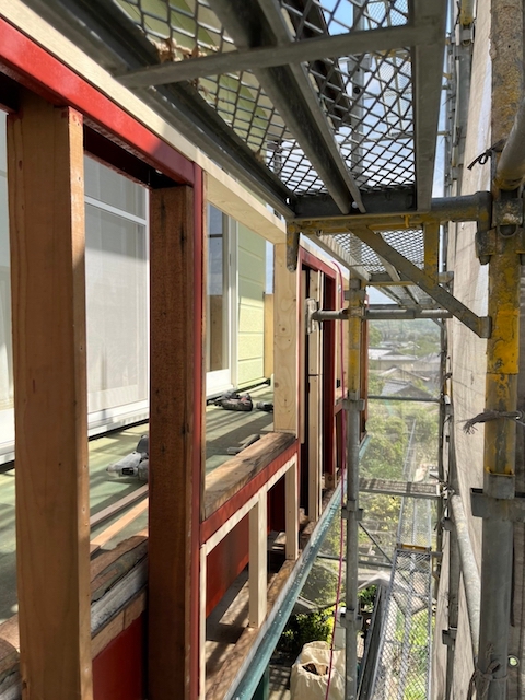 ベランダ外壁交換作業中